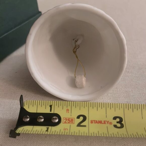 White ceramic detailed Christmas bell with Nativity scene dated 1996 - Picture 6 of 7